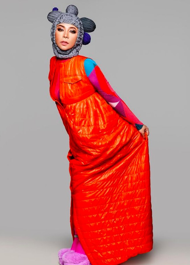 Today is happy day. Hari ini tepat 4 bln pasca aku bedah bariatric , aku sudah turun 25kg, dan gula darah ku tetap stabil , bye bye diabet Terimakasih Dr @petersurgery @rspondokindah,” tulis Melly di unggahan foto Instagramnya mengenakan busana oranye. Foto: dok. Instagram/@melly_goeslaw