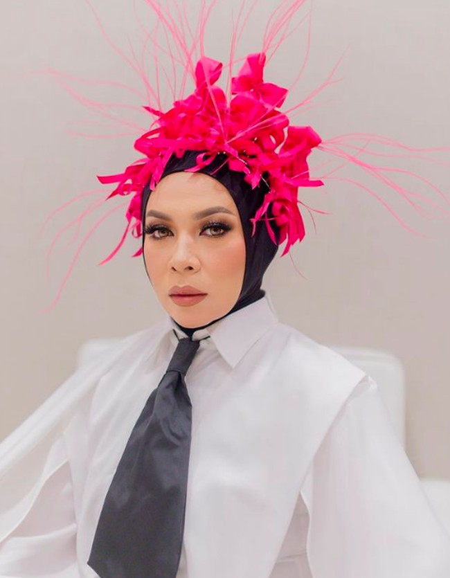 Pada Juli, Melly Goeslaw melakukan bedah bariatric. Setelah empat bulan melakukan pembedahan lambung tersebut, tubuh Melly Goeslaw sudah terlihat perbedaannya. Foto: dok. Instagram/@melly_goeslaw