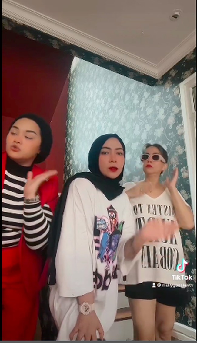 Membuat video TikTok, Melly yang diapit dua temannya tampak terlihat begitu langsing.  Foto: dok. Instagram/@melly_goeslaw