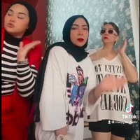 Membuat video TikTok, Melly yang diapit dua temannya tampak terlihat begitu langsing.  Foto: dok. Instagram/@melly_goeslaw