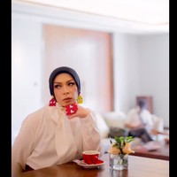 Transformasinya yang drastis tersebut pun mendapat pujian netizen. Melly Goeslaw disebut makin cantik dan tampak lebih muda. Kecee  Face nya muda kembali, seperti kembali ke zaman vidio klip POTRET pertama. Mirip di vidio lagu mak comblang, salah ” komentar netizen. Foto: dok. Instagram/@melly_goeslaw