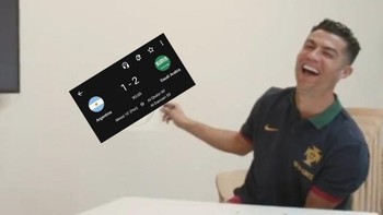 Meme Cristiano Ronaldo terbahak-bahak melihat Argentina tersungkur di laga perdana. Foto: (Twitter)