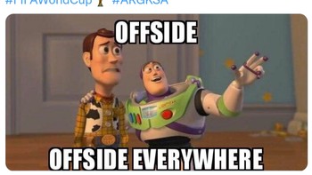 Meme Toy Story cocok untuk menggambarkan laga ini. 3 Gol Argentina dianulir dengan alasan offside. Foto: (Twitter)