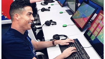 Kok Argentina kena offside terus, siapa sih operator VAR-nya? Oh, rupanya Ronaldo sang rival Messi. Begitu meme candaan netizen di Twitter. Foto: (Twitter)