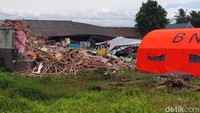 Tenda BNPB didirikan di dekat bangunan rumah warga yang roboh sebagai pengungsian