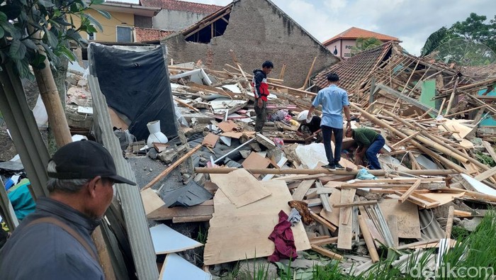 Menengok Dampak Gempa yang Porak-porandakan Cianjur