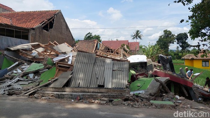 Menengok Dampak Gempa yang Porak-porandakan Cianjur Menengok Dampak Gempa yang Porak-porandakan Cianjur