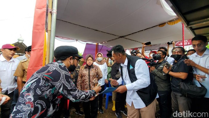 Mensos Risma saat melihat pemaparan hasil  air layak minum di titik instalasi, Gunungkidul, Senin (22/11/2022).