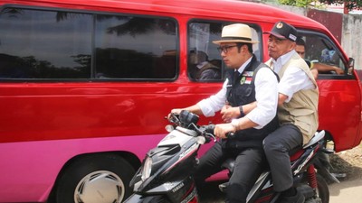 Saat Ridwan Kamil Boncengi Menko Muhadjir di Lokasi Gempa Cianjur