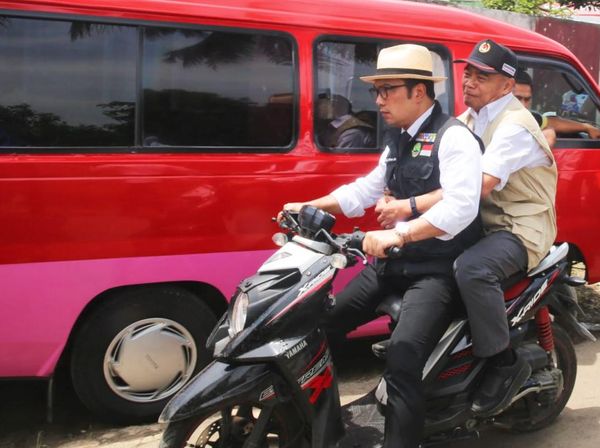 Saat Ridwan Kamil Boncengi Menko Muhadjir di Lokasi Gempa Cianjur