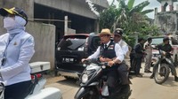 Muhadjir tampak berpegangan erat sekali saat dibonceng Ridwan Kamil. (Dok. Kemenko PMK)