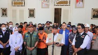 Menko PMK Muhadjir Effendy mengatakan data korban gempa M 5,6 Cianjur belum bisa dipastikan. Berdasarkan data sementara, ada 162 orang yang dilaporkan meninggal dunia.Angkanya masih belum bisa dipastikan, untuk angka sementara sekitar 162 orang meninggal dunia, kata Muhadjir. (Dok. Kemenko PMK)
