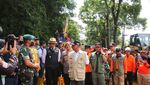 Saat Ridwan Kamil Boncengi Menko Muhadjir di Lokasi Gempa Cianjur