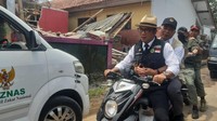 Menteri Koordinator Bidang Pembangunan Manusia dan Kebudayaan (Menko PMK) Muhadjir Effendy dan Gubernur Jabar Ridwan Kamil kunjungi lokasi gempa di Kecamatan Cugenang, Cianjur. Muhadjir tampak bonceng oleh Ridwan Kamil saat naik sepeda motor. (Dok. Kemenko PMK)