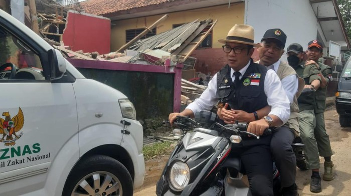 Menteri Koordinator Bidang Pembangunan Manusia dan Kebudayaan (Menko PMK) Muhadjir Effendy dan Gubernur Jabar Ridwan Kamil kunjungi lokasi gempa Cianjur (Dok. Kemenko PMK)