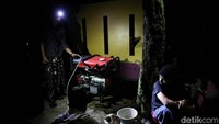 Mereka tinggal di tenda pengungsian yang gelap tanpa dialiri listrik.