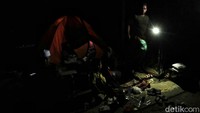 Sebagian warga memanfaatkan genset untuk menyuplai aliran listrik.