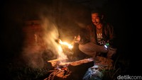 Ada juga yang membuat api unggun untuk mengusir hawa dingin di lokasi pengungsian.
