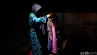 Warga menggunakan lampu senter sebagai penerangan di lokasi pengungsian.
