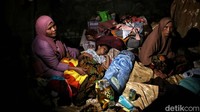 Warga tinggal di tenda pengungsian dengan beralaskan tikar. 