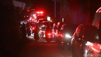 Bahkan jalan yang sempit membuat pegendara harus hati-hati saat melintasi di sekitar lokasi pengungsian.