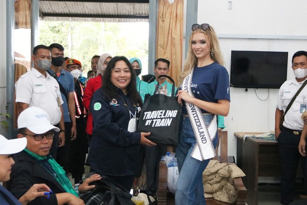 Saat di Stasiun Tulungagung, rombongan disambut oleh manajemen PT Kereta Api Indonesia (Persero) yaitu Deputy VP Daop 7 Madiun Irene Margareth Konstantine. Saat di Stasiun Tulungagung, rombongan disambut oleh manajemen PT Kereta Api Indonesia (Persero) yaitu Deputy VP Daop 7 Madiun Irene Margareth Konstantine.