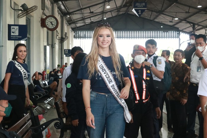 Miss Universe Swiss 2022 Alia Guindi menggunakan kereta api Miss Universe Swiss 2022 Alia Guindi menggunakan kereta api