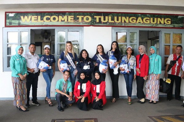 Miss Universe Swiss 2022 Alia Guindi menggunakan kereta api dari Stasiun Tulungagung setelah melakukan serangkaian kegiatan pada perayaan HUT ke-817 Kabupaten Tulungagung pada Sabtu (19/11).
