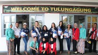 Miss Universe Swiss 2022 Alia Guindi menggunakan kereta api dari Stasiun Tulungagung setelah melakukan serangkaian kegiatan pada perayaan HUT ke-817 Kabupaten Tulungagung pada Sabtu (19/11).