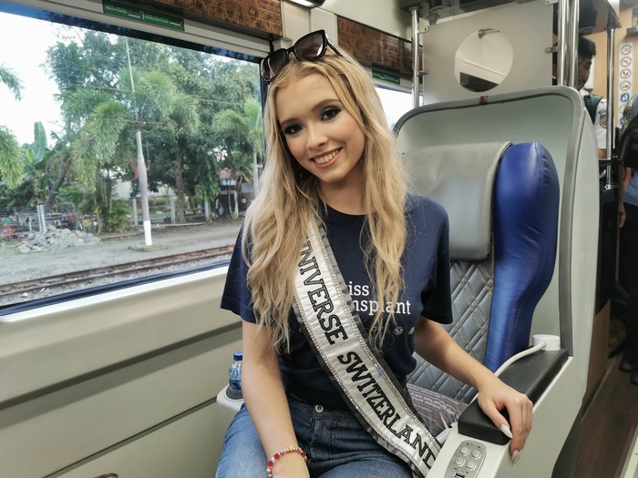Miss Universe Swiss 2022 Alia Guindi menggunakan kereta api