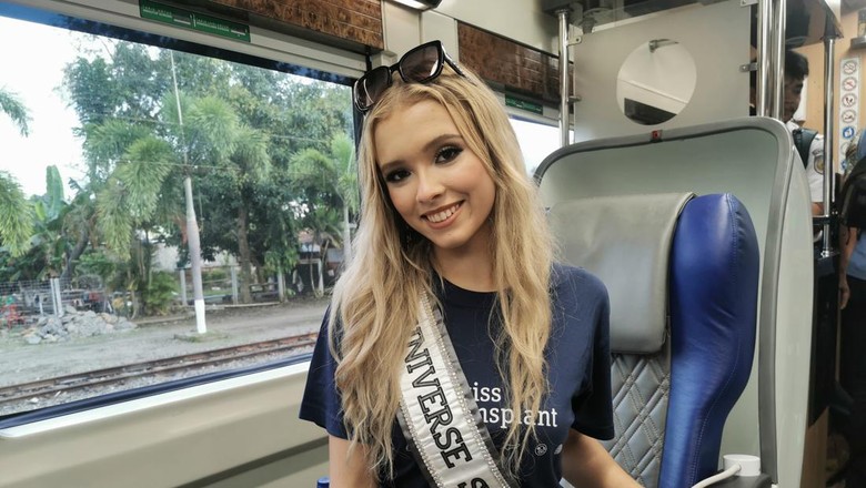 Miss Universe Swiss 2022 Alia Guindi menggunakan kereta api Miss Universe Swiss 2022 Alia Guindi menggunakan kereta api