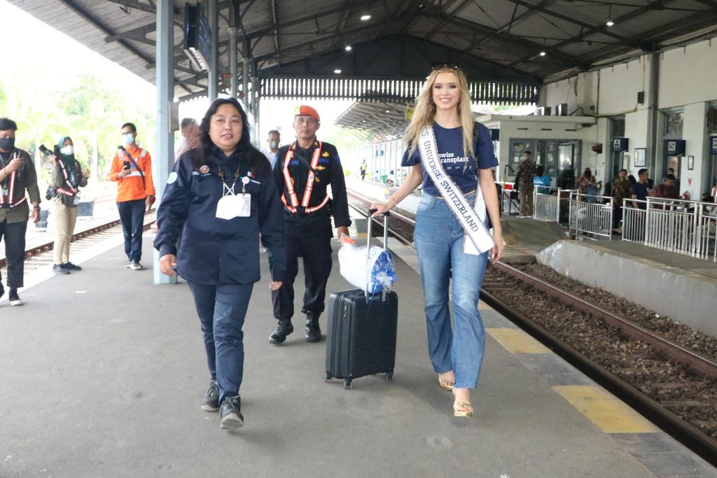 Miss Universe Swiss 2022 Alia Guindi menggunakan kereta api