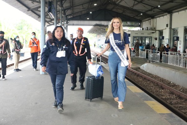 Miss Universe Switzerland 2022 Alia Guindi mengucapkan terima kasih atas pelayanan yang diberikan oleh KAI serta merasa senang dapat menggunakan kereta api di Indonesia dalam rangkaian kegiatannya.