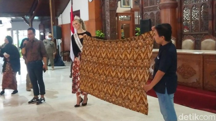 miss universe swiss lelang amal batik tulungagung