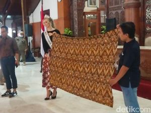 Miss Universe Swiss-Perajin Lelang Batik Tulungagung untuk Korban Gempa Cianjur