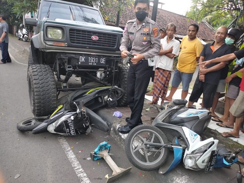 Mobil jenis Feroza menyeruduk pengendara motor yang berhenti di pinggir jalan di Paksebali, Kecamatan Dawan, Klungkung, Selasa (22/11/2022). Foto: IST