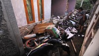 Sebuah motor tertimpa runtuhan bangunan. Gempa bermagnitudo 5,6 itu mengakibatkan 162 orang meninggal dunia dan ratusan lainnya luka-luka. (Eko Siswono Toyudho/Getty Images)  