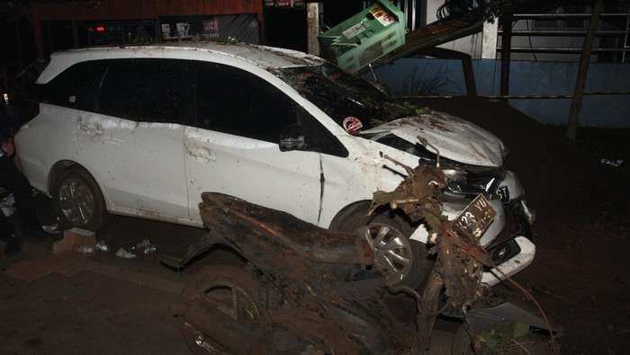 Mobil-Motor Ringsek Akibat Gempa di Cianjur Vehicles damaged by the earthquake in Cianjur, West Java (Photo by Eddy Purwanto/NurPhoto via Getty Images)