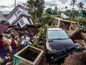 Mobil-Motor Ringsek Akibat Gempa di Cianjur