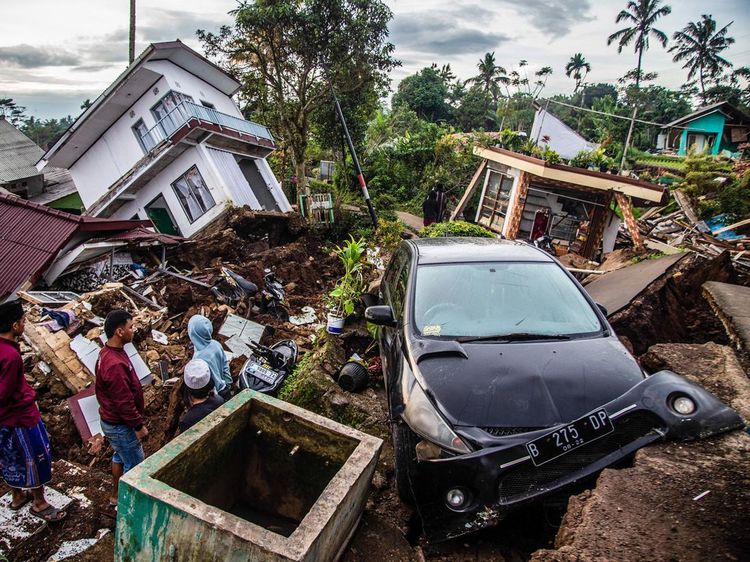 Mobil-Motor Ringsek Akibat Gempa di Cianjur