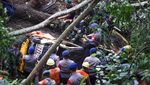 Mobil-Motor Ringsek Akibat Gempa di Cianjur