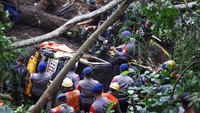 Sejumlah petugas gabungan mengevakuasi mobil yang jatuh ke jurang karena terbawa longsor akibat dampak gempa di Cugenang, Kabupaten Cianjur, Jawa Barat, Senin (21/11/2022). (ANTARA FOTO/Yulius Satria Wijaya)  