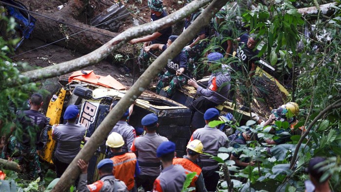 Mobil-Motor Ringsek Akibat Gempa di Cianjur Sejumlah petugas gabungan mengevakuasi mobil yang jatuh ke jurang karena terbawa longsor akibat dampak gempa di Cugenang, Kabupaten Cianjur, Jawa Barat, Senin (21/11/2022). Menurut data Pemerintah Kabupaten Cianjur akibat guncangan gempa berkekuatan magnitudo 5,6 membuat jalan raya Puncak-Cianjur, Cugenang longsor dan menyebabkan delapan mobil tertimbun material longsor. ANTARA FOTO/Yulius Satria Wijaya/tom.