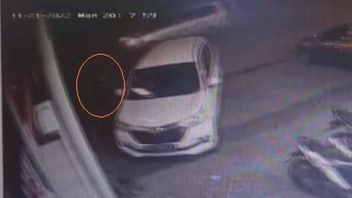 Mobil Pramugari Lion Air yang terparkir di minimarket saat menjadi korban pencurian modus pecah kaca.