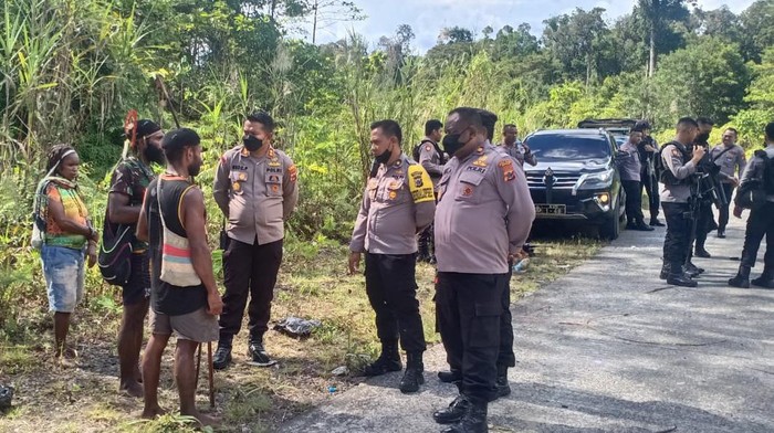 Mobil truk bawa puluhan warga kecelakaan di Mimika, Papua.