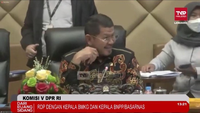 Momen Roberth Rouw tertawa saat Kepala BMKG Dwikorita Karnawati