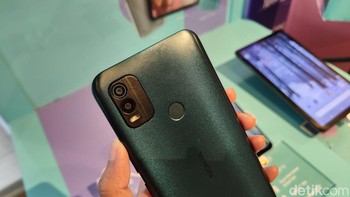 Nokia C21 Plus mengusung chipset Unisoc SC9863a dengan RAM 3GB dan memori internal 32GB. Ponsel ini dibekali dua kamera belakang yaitu kamera utama 13 MP dan depth sensor 2 MP. Foto: Virgina Maulita Putri/detikINET