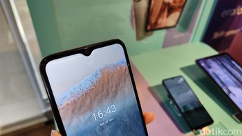 Layarnya menggunakan desain notch tetesan air yang memberikan rasio screen-to-body 82,1%. Kamera depannya memiliki resolusi 5 MP dengan flash LED. Foto: Virgina Maulita Putri/detikINET