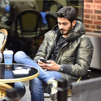 Keberadaan Pangeran Qatar ini mudah ditemui karena ia dan rombongan sering berjalan-jalan di LA, termasuk Las Vegas. Di sana, dilaporkan pria tersebut menghabiskan $300 ribu atau Rp 4,7 miliaran selama enam minggu liburan.Foto: Instagram