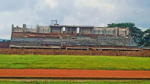 Para pekerja saat melakukan pembangunan tribun stadion Wikrama Mandala yang terletak di jalan Veteran, Kecamatan dan Kabupaten Karangasem. Foto: I Wayan Selamat Juniasa